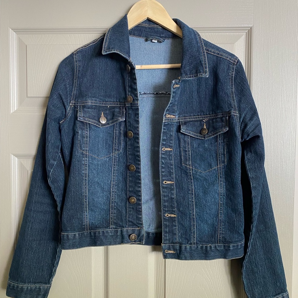 Versatile Blue Jean Jacket with Fitted Cropped Design
